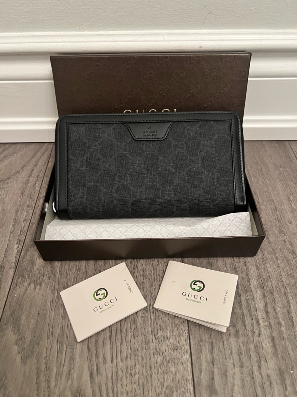 Authentic GUCCI GG Supreme Monogram Zip Around Wallet